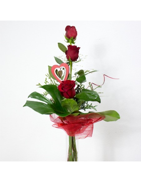 Arreglo de tres rosas rojas