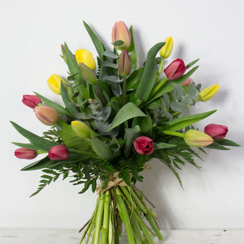 Ramo de flores con tulipanes frescos. Reparto a domicilio 24h