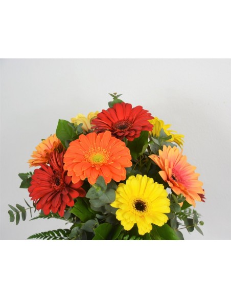 Ramo de gerberas. Gerberas naranjas, gerberas amarillas, gerberas naranjas.