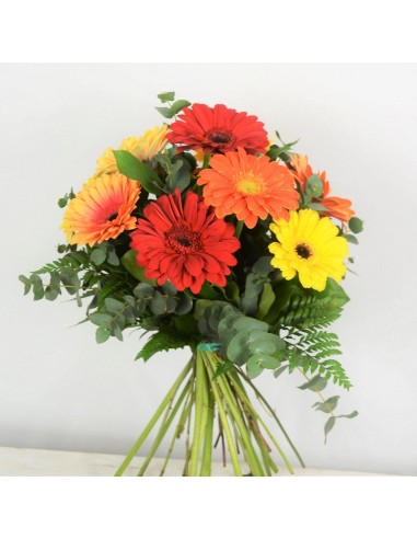 Ramo de gerberas. Gerberas naranjas, gerberas amarillas, gerberas naranjas.