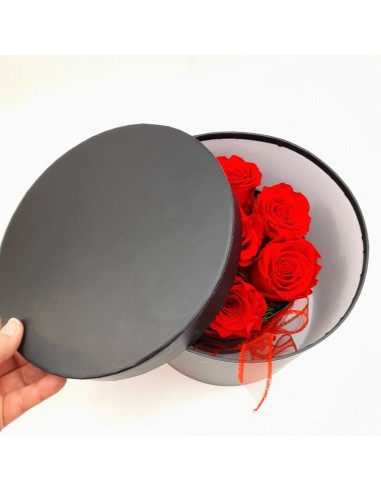 caja de flores preservadas. rosas rojas eternas. 