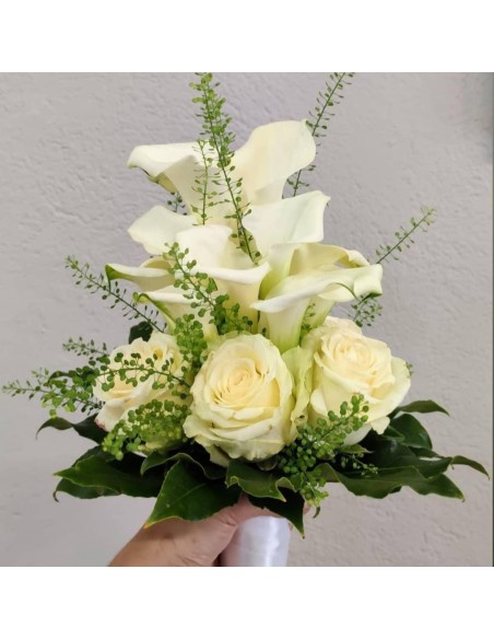 BOUQUET CALAS Y ROSAS BLANCAS