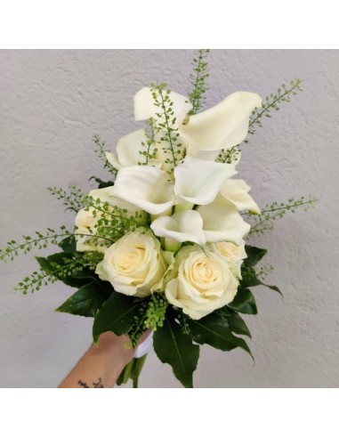 BOUQUET CALAS Y ROSAS BLANCAS