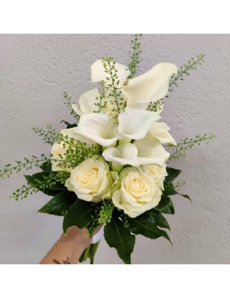 BOUQUET CALAS Y ROSAS BLANCAS