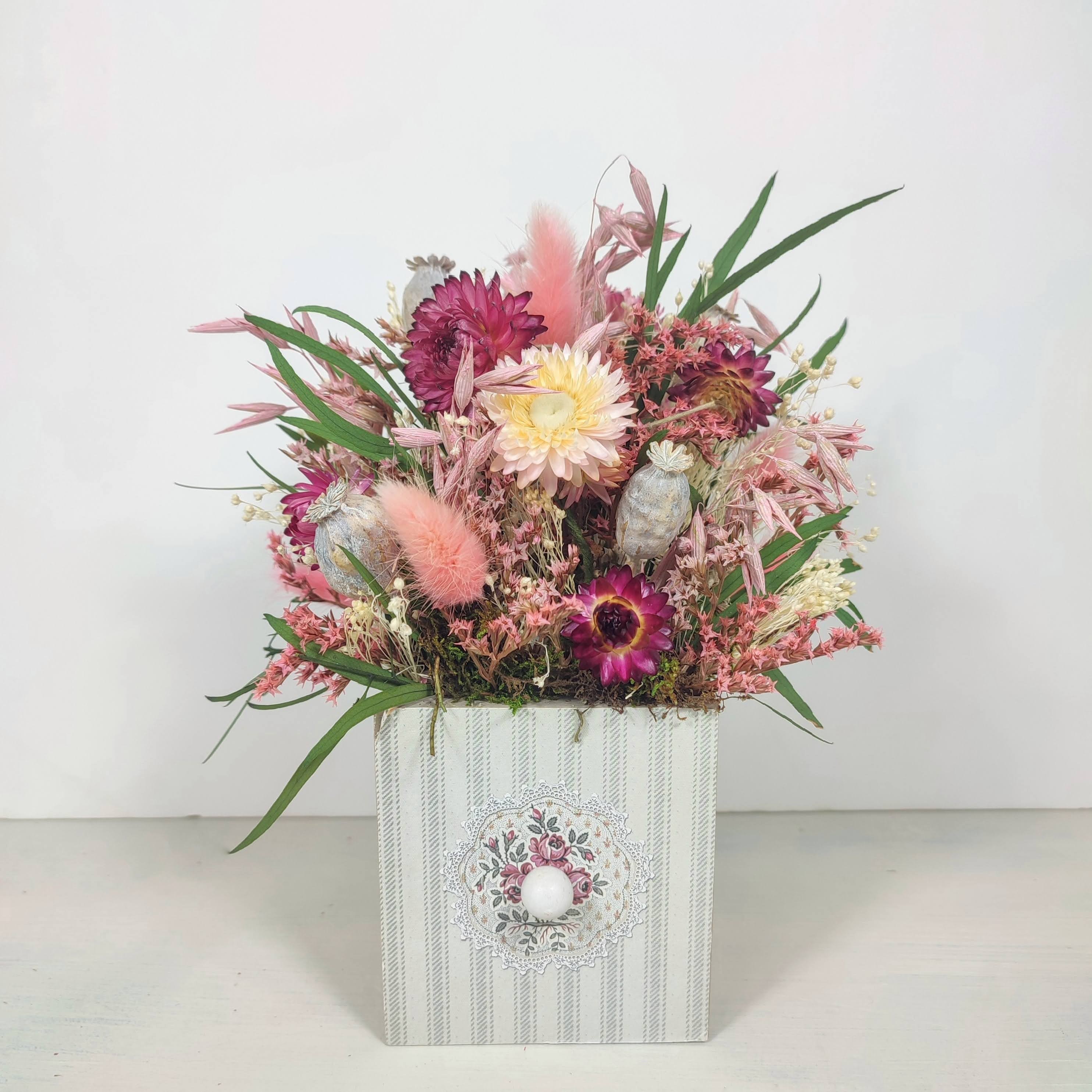Delicado jarrón de flores secas y preservadas en color naturales y