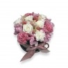 caja de flores preservadas. Flores en blanco y rosa