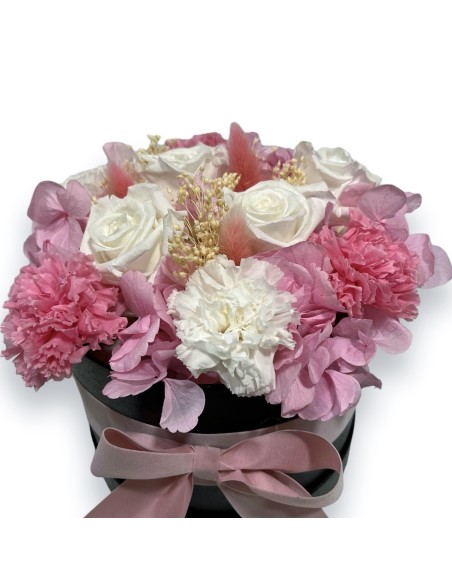 caja de flores preservadas. Flores en blanco y rosa