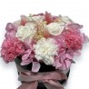 caja de flores preservadas. Flores en blanco y rosa