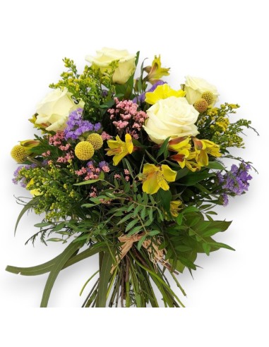 Ramos de flores silvestres con rosas blancas