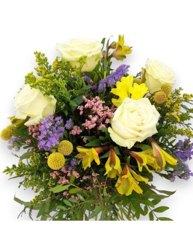 Ramos de flores silvestres con rosas blancas