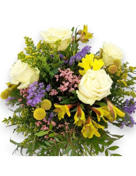 Ramos de flores silvestres con rosas blancas