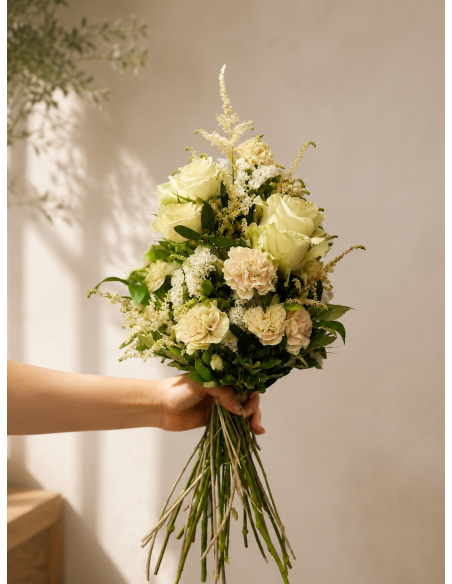ramo de novia con flores frescas. bodas en tono crudo.