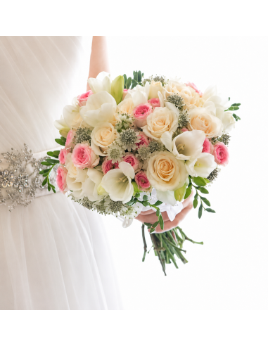ramo de novia con flores frescas en colores suaves.