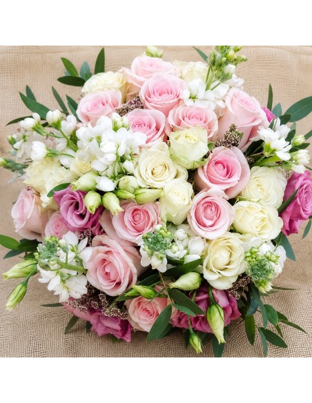 Ramo de novia de flores naturales lisianthus blanco y rosas rosas