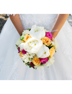 ramo de novia peonias con rosas y ranunculos