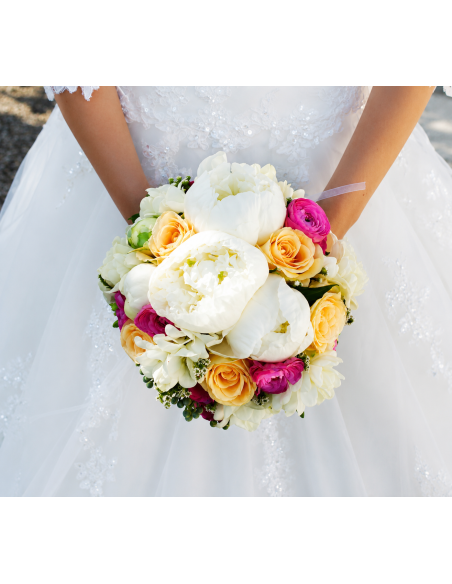 ramo de novia peonias con rosas y ranunculos