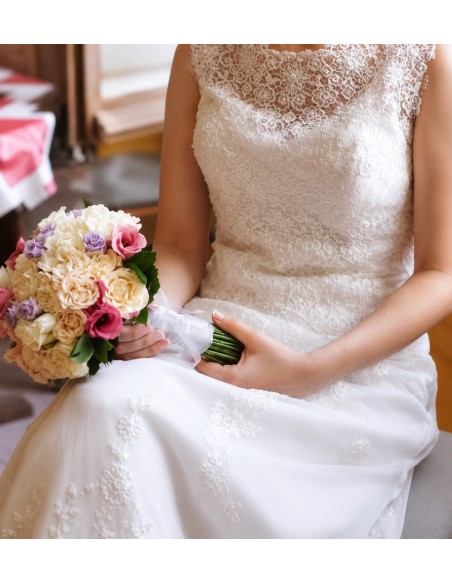 ramo de novia combina rosas, lisianthus y claveles