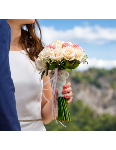 ramo de novia natural pequeño con rosas