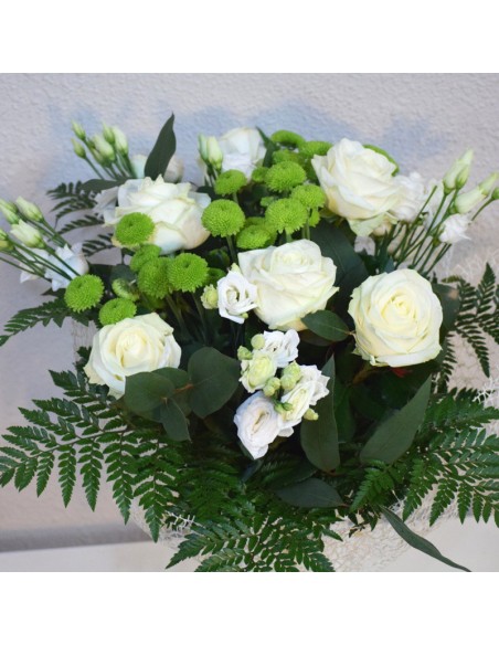 ideas de ramos blancos con rosas blancas. ramo de flores elegante para regalar.