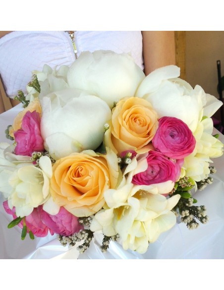 ramo de novia con peonias blancas