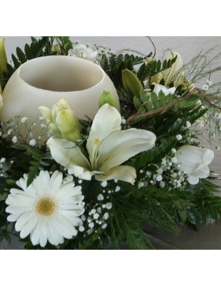 CENTRO FLORAL CON VELA REDONDA