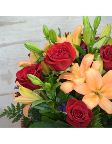 ramo con flores salmon y rojo.